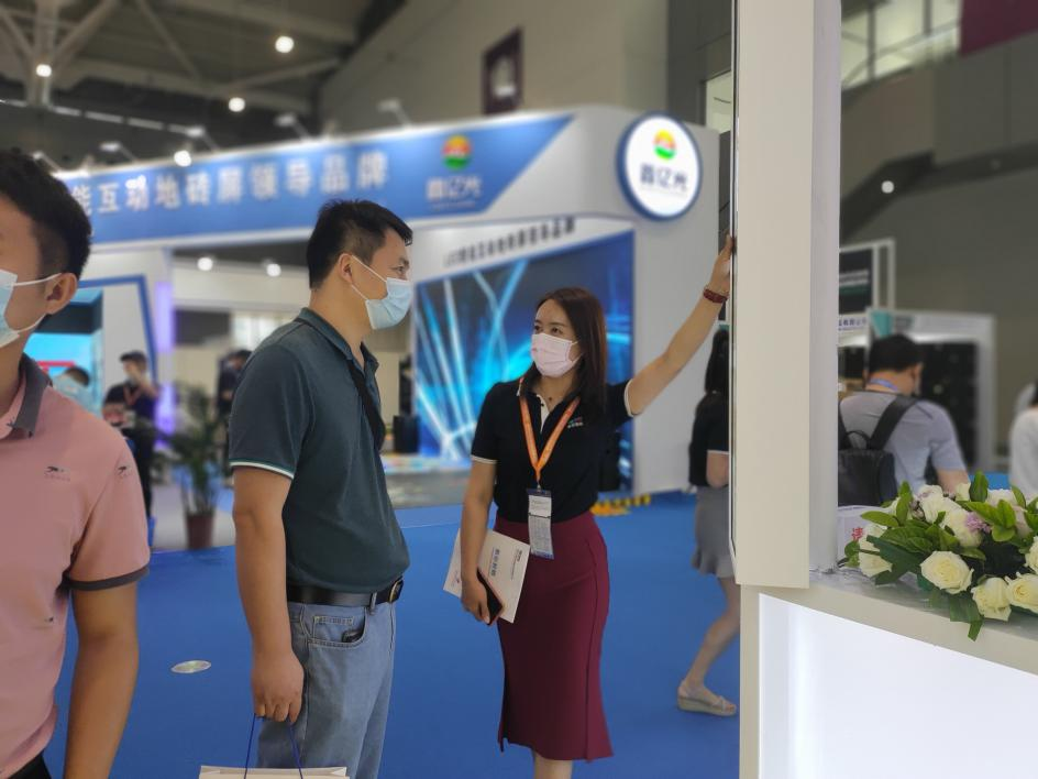 條形智能工作人員給客戶詳細講解產(chǎn)品